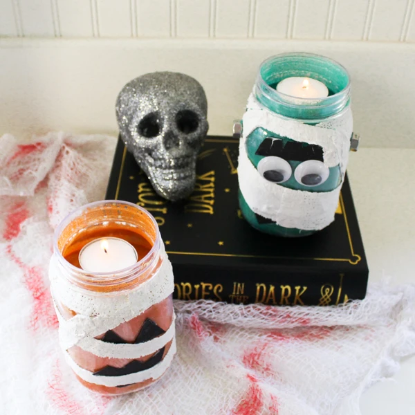 Create adorable mason jar mummies candleholders for Halloween with this great DIY craft!